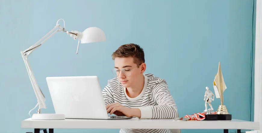 Estudiante utilizando el método de neurociencia de Connecting Us, la mejor academia de inglés en Guatemala